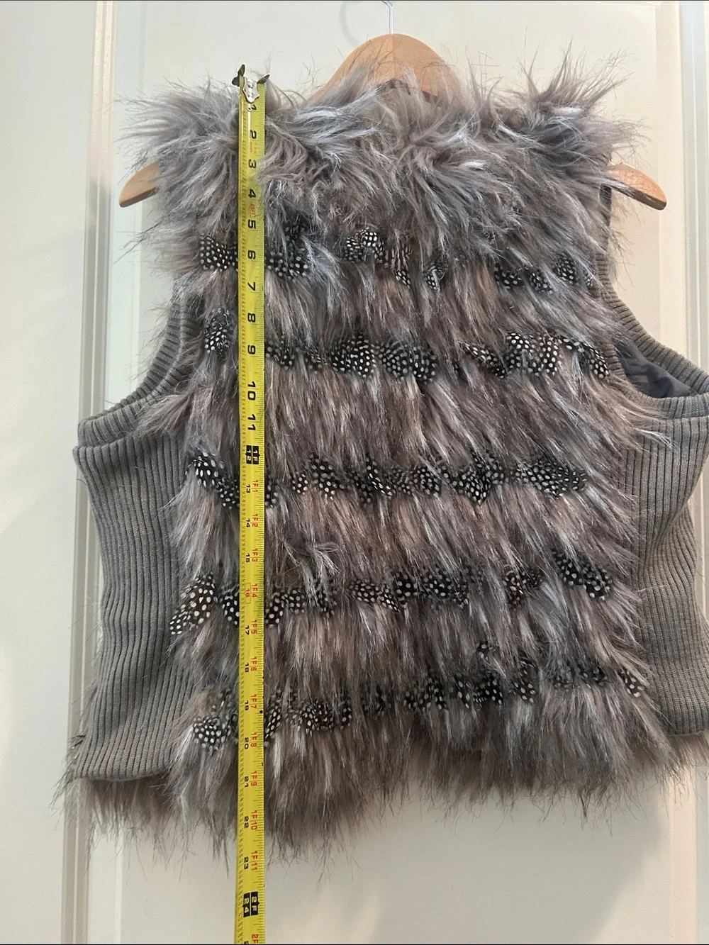 Blanc Noir Faux Fur open Vest Feather Accents w/ knit ribbed panels size L grey